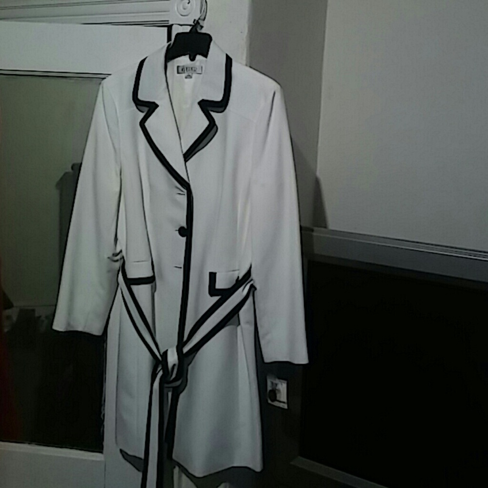 Ladies trench coat never worn